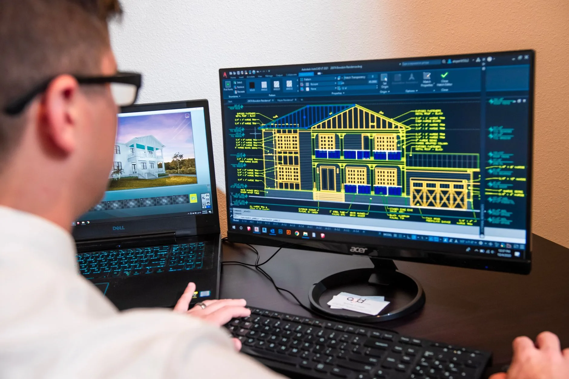 Ingénieur thermicien réalisant une étude thermique RE2020 sur son ordinateur