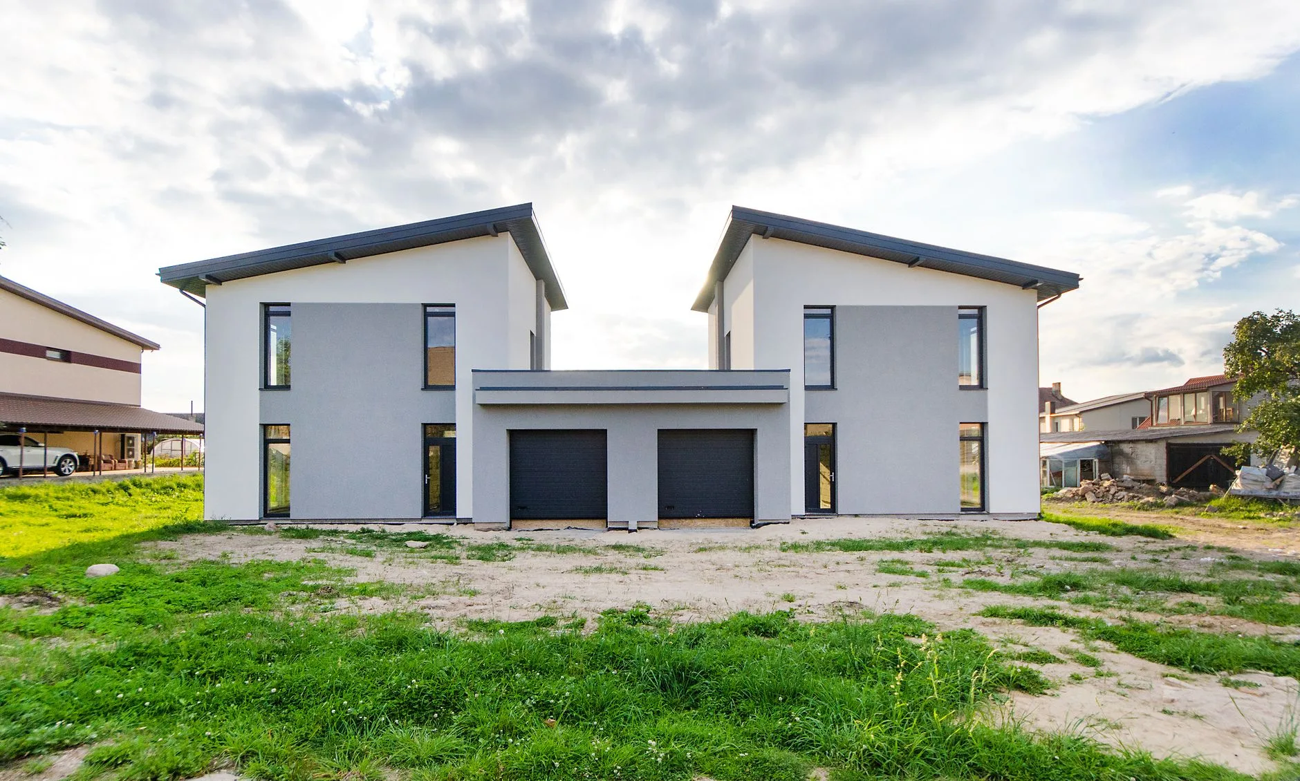 Maison individuelle neuve conforme à la RE2020 avec grandes baies vitrées orientées au sud