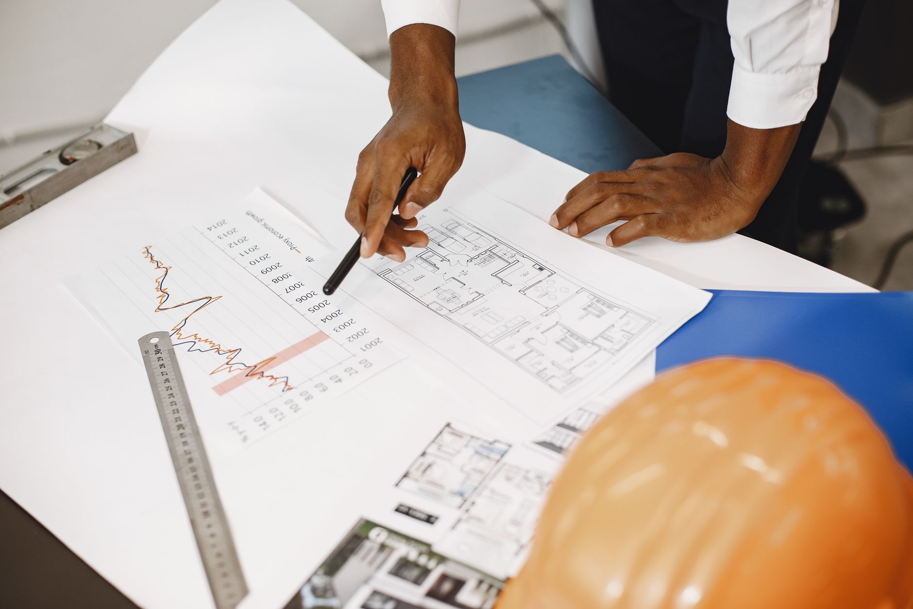 Documents réglementaires bâtiment avec logo RE2020 sur bureau d'architecte